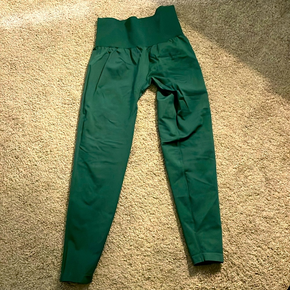 Kelly green NVGTN seamless leggings. Size M.